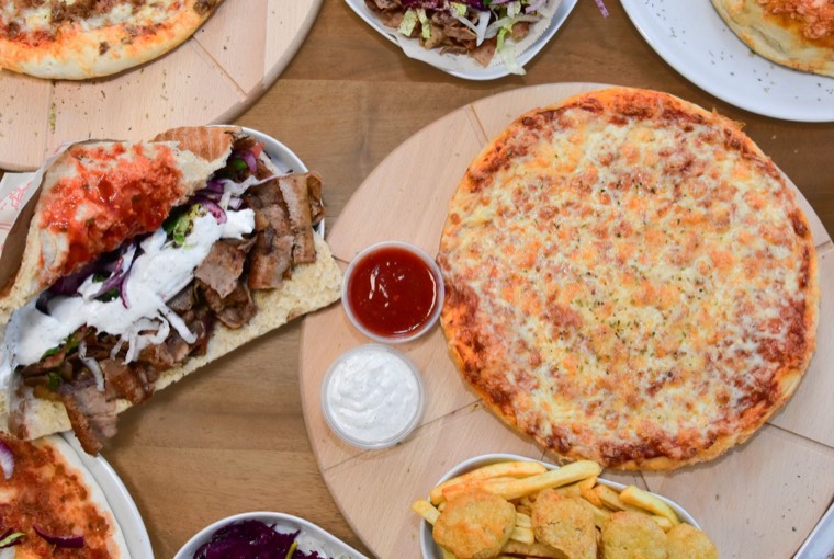 Frisch angerichtete Spezialitäten von Döner Planet