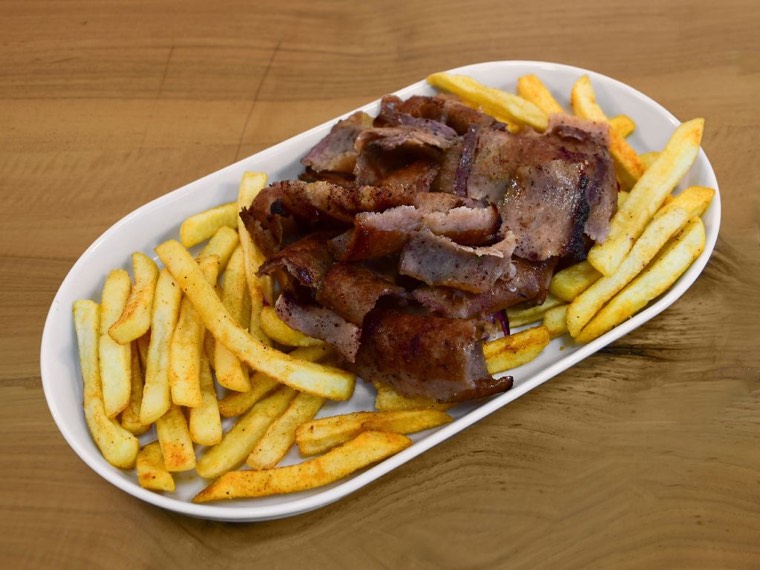 Dönerbox mit Soße und Pommes