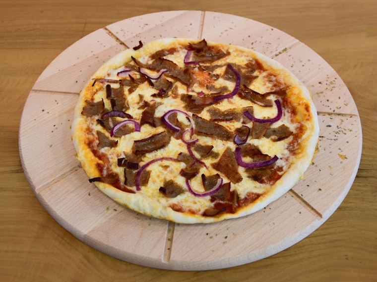 Döner-Pizza mit Dönerfleisch und Zwiebeln