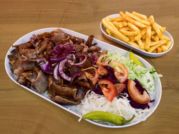 Dönerteller XXL mit Pommes und Salat