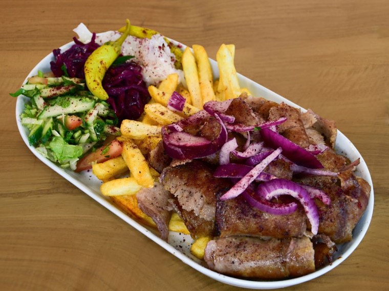 Dönerteller mit Pommes, frischem Salat und hausgemachten Soßen