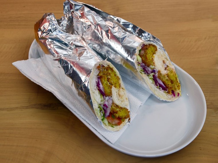 Falafel-Dürüm mit frischem Salat und Soßen
