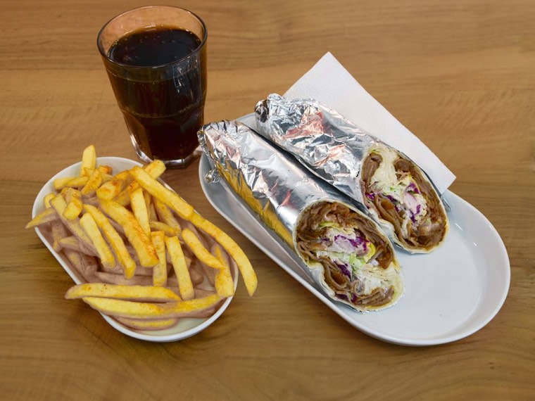Lahmacun-Menü mit Pommes und Getränk