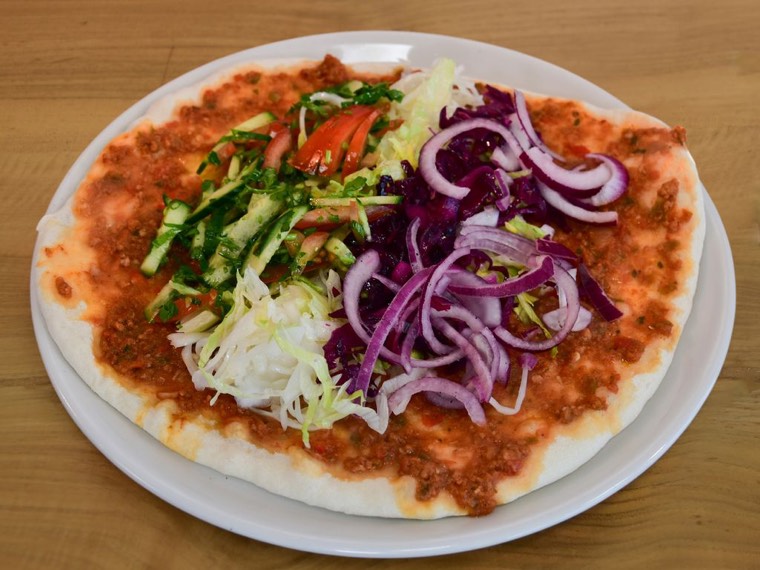 Frisch gebackener Lahmacun mit Salat