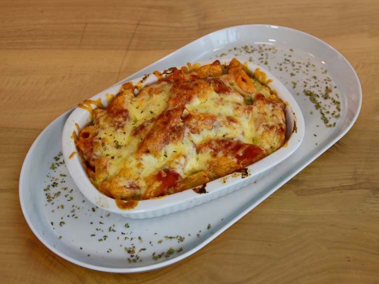 Nudeln überbacken mit geschmolzenem Käse und Dönerfleisch