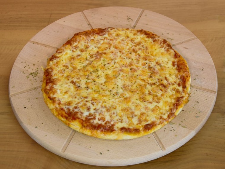 Ofenfrische Pizza mit Tomatensoße und Käse