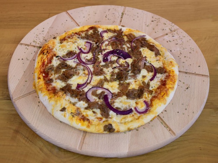 Pizza mit Thunfisch und Zwiebeln